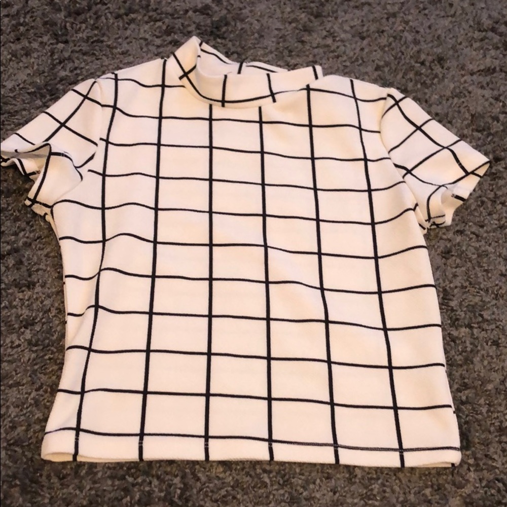 Black and white low turtleneck short sleeve top